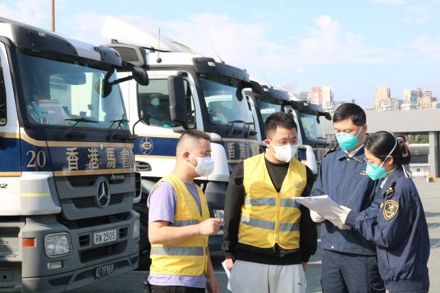 深圳灣海關關員正在對入境馬匹實施監管。受訪者供圖 深圳灣海關關員正在對入境馬匹實施監管。受訪者供圖